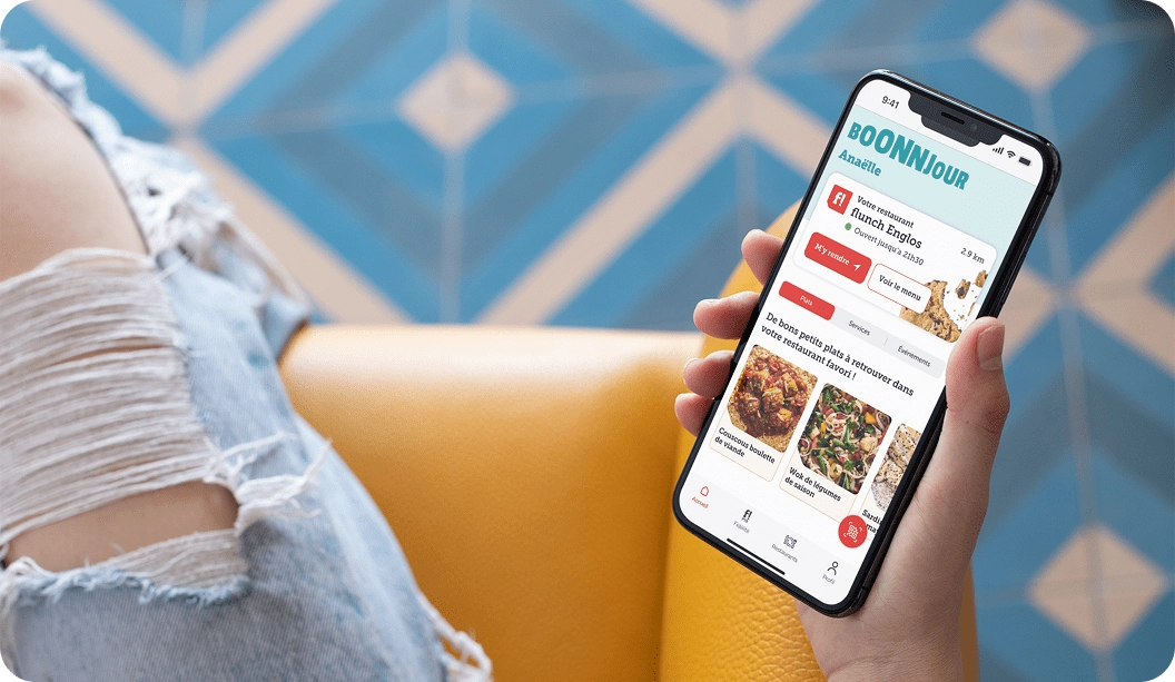 Femme montrant la page d'accueil de l'application Flunch